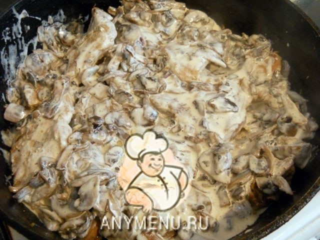 Свинина, тушеная с грибами в сливочном соусе