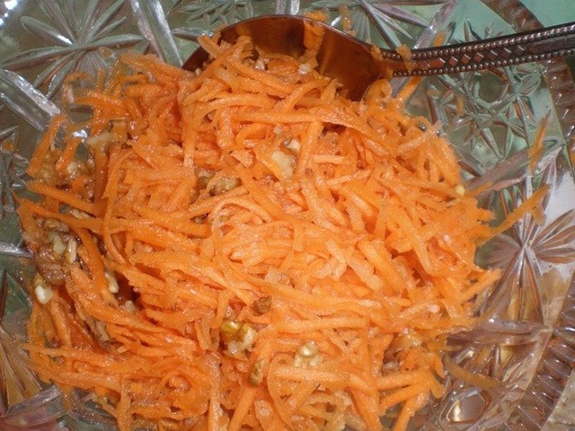 Салат из моркови с медом и орехами