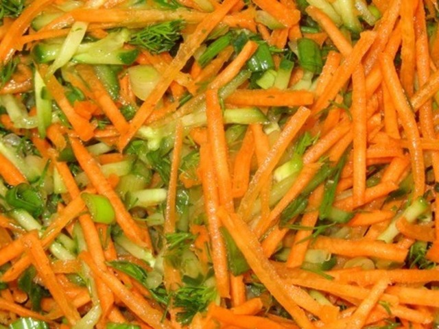Салат из моркови и огурцов