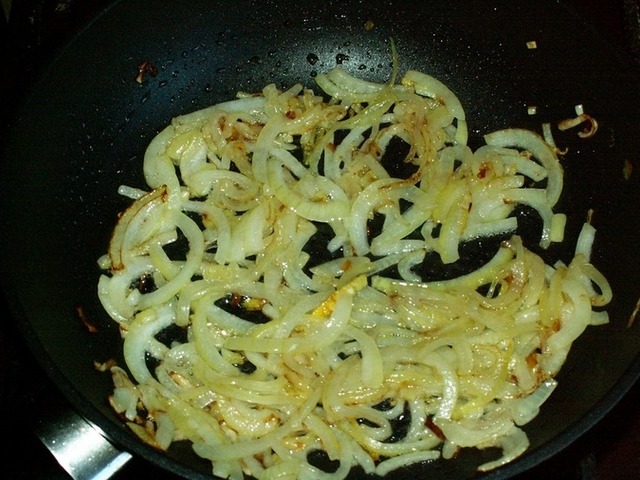 Салат из кальмаров с яйцами и жареным луком