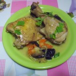 курица тушеная с черносливом и овощами в белом вине