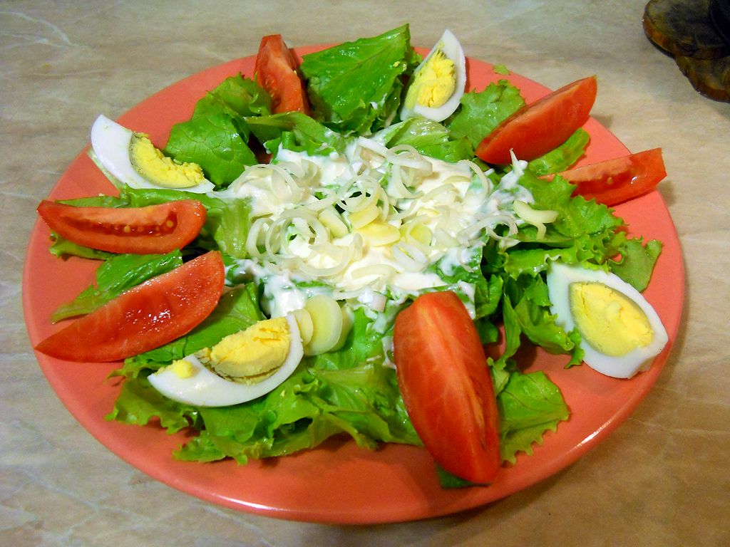salat-s-krasnoi-riboi-i-pomidorami-3