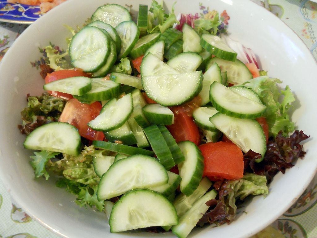 Салат из овощей с креветками и гранатом