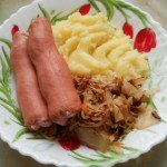 Сосиска с картофельным пюре и тушеной капустой