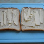 Горячий сендвич с копченой колбасой и сыром