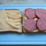 Горячий сендвич с копченой колбасой и сыром