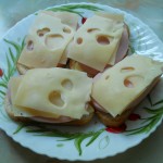 Горячие бутерброды с сыром и колбасой