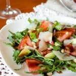 Салат с помидорами, рукколой и пармезаном