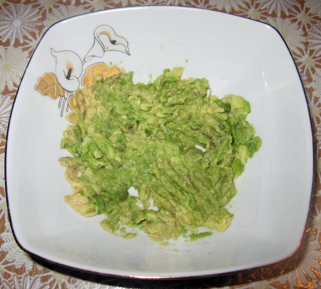 Салат с тунцом и авокадо (5)