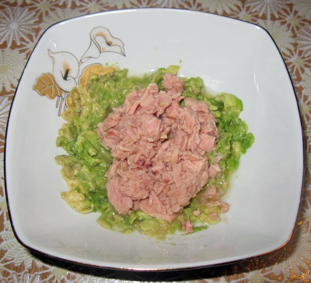 Салат с тунцом и авокадо (6)