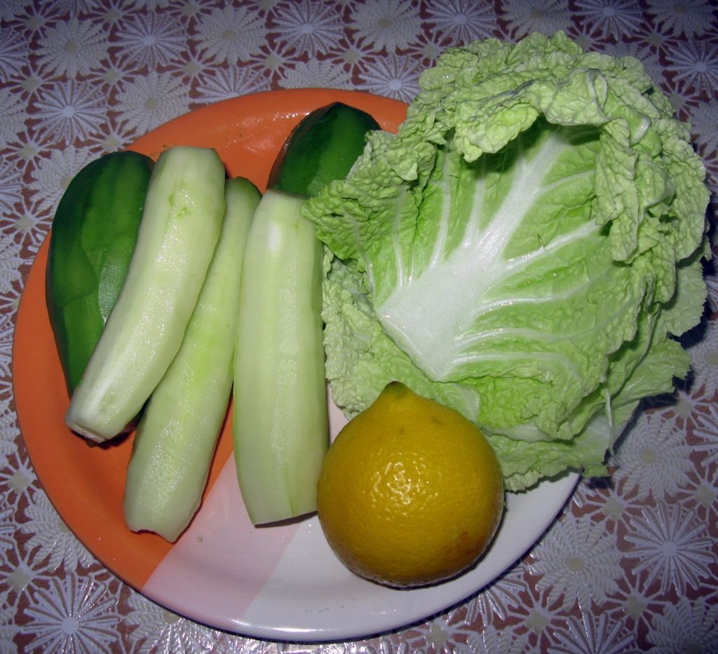 Салат с авокадо, огурцом и пекинской капустой (2)