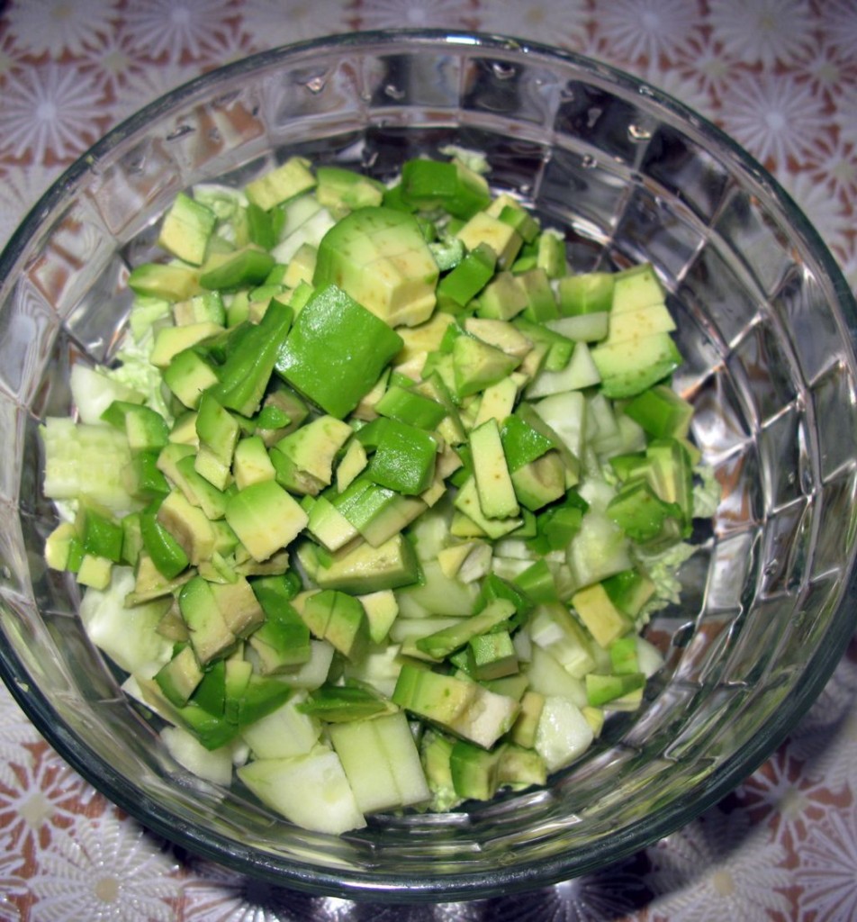 Салат с авокадо, огурцом и пекинской капустой (5)