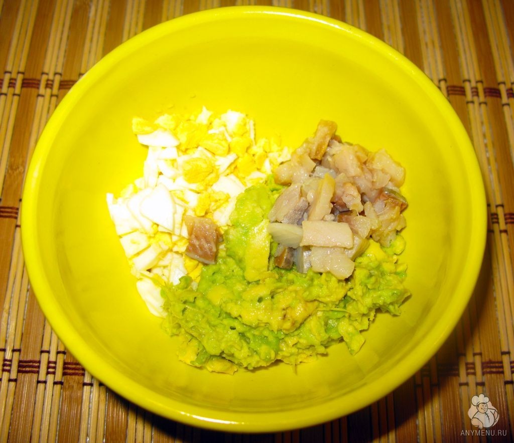 Салат с сельдью авокадо и яйцом (5)