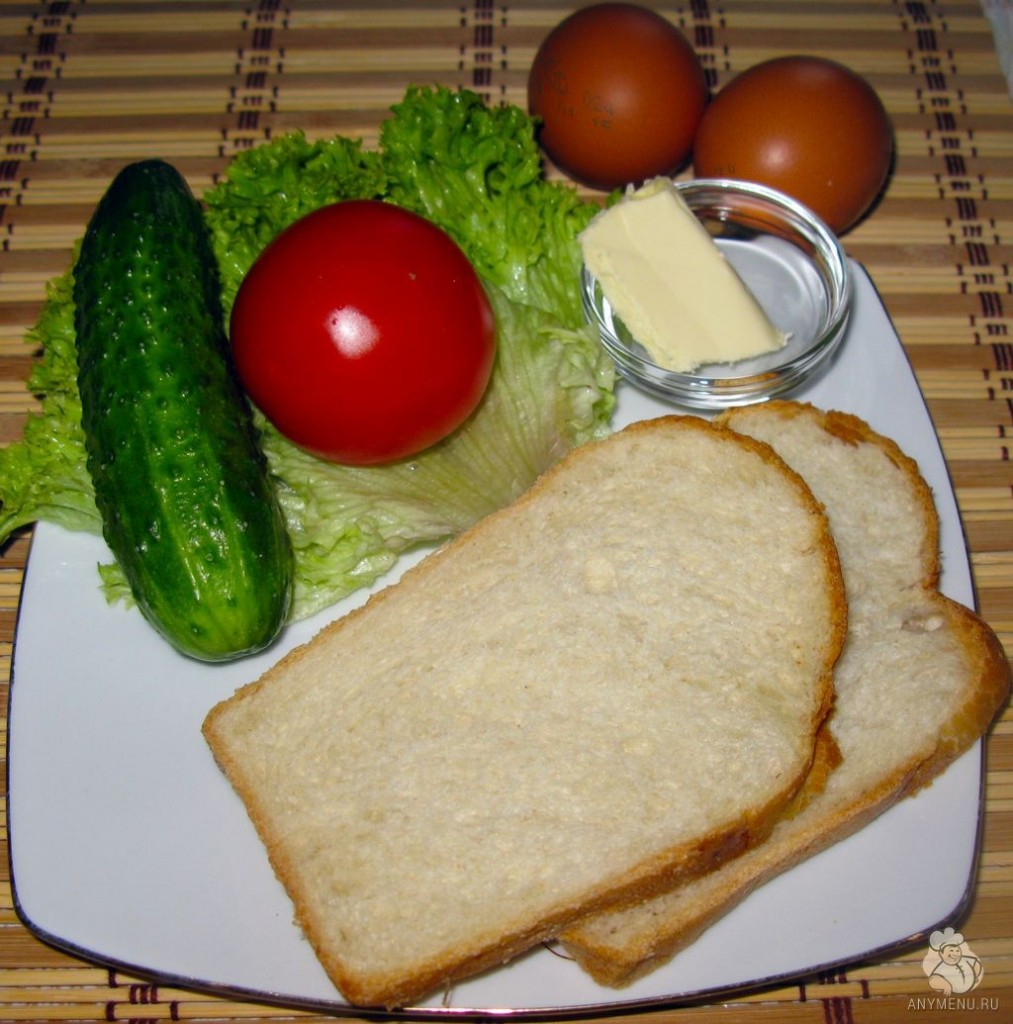 Бутерброд с жареным яйцом, огурцами и помидорами (2)