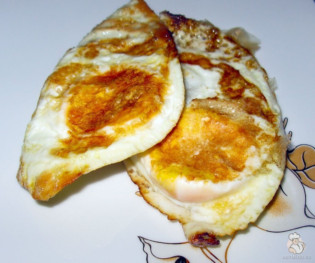 Бутерброд с жареным яйцом, огурцами и помидорами (5)