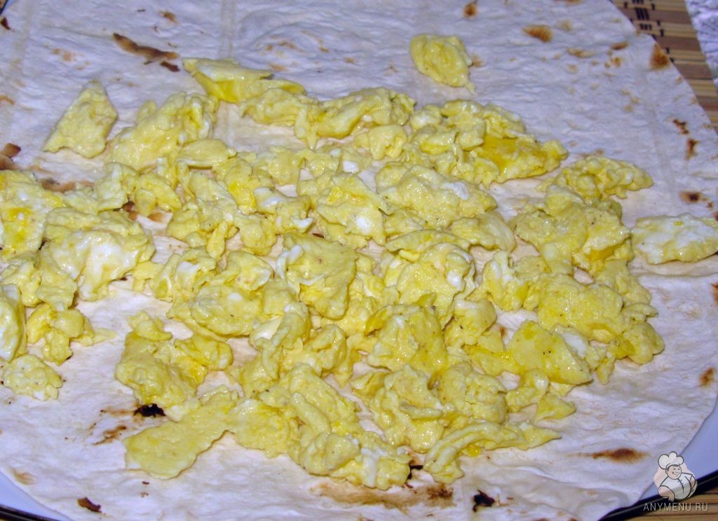 Рулет из лаваша с жареным яйцом, помидорами и сыром (4)