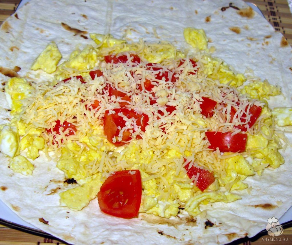 Рулет из лаваша с жареным яйцом, помидорами и сыром (5)