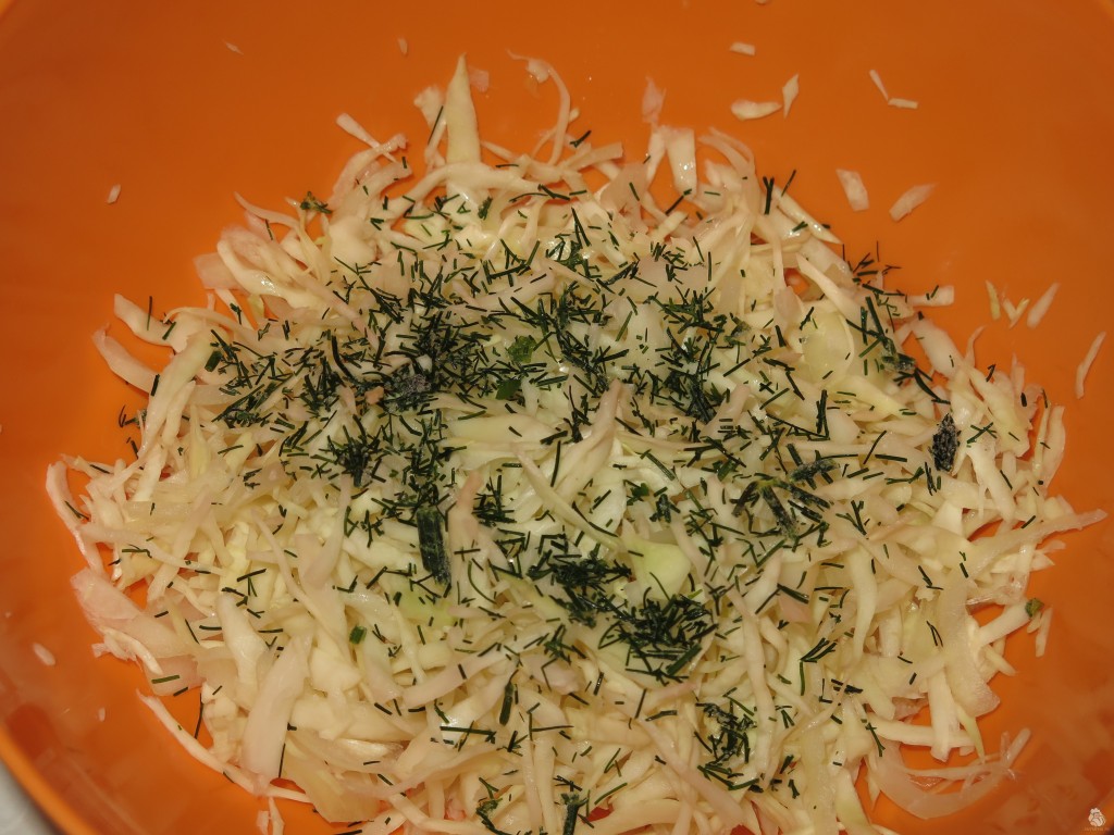 Салат из сельдерея капусты и огурцов (2)
