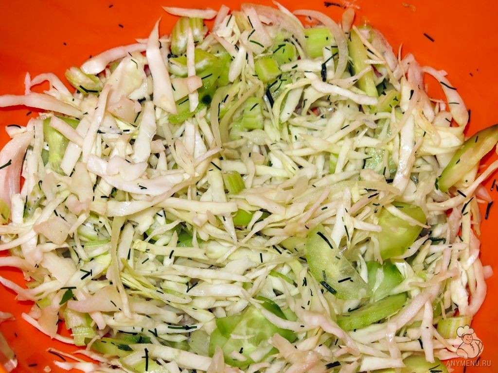 Салат из сельдерея капусты и огурцов (3)