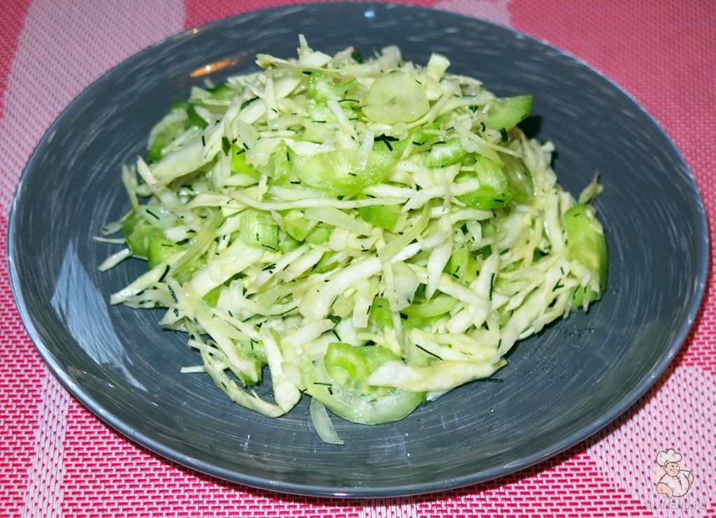 Салат из сельдерея капусты и огурцов (4)