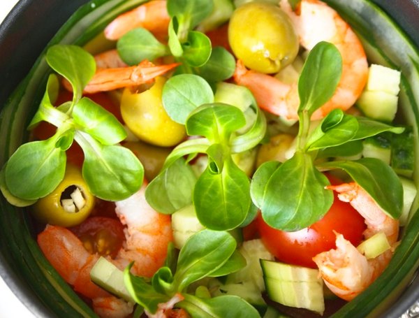 Огуречный салат с креветками помидорами черри и оливками3
