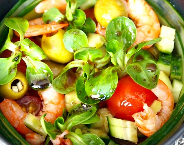 Огуречный салат с креветками помидорами черри и оливками4