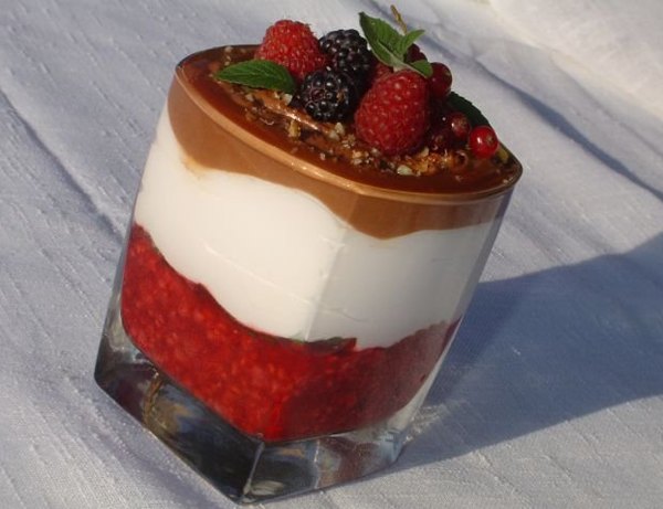 Малиновый десерт с шоколадом