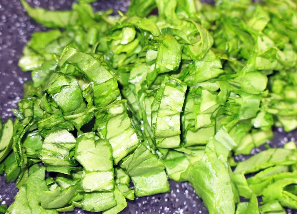 Салат из молодой капусты, шпината и огурца (4)