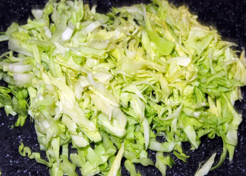 Салат из молодой капусты, шпината и огурца (5)
