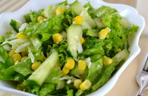 Салат из огурцов капусты и кукурузы