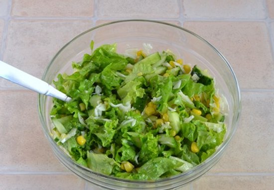 Салат из огурцов капусты и кукурузы4