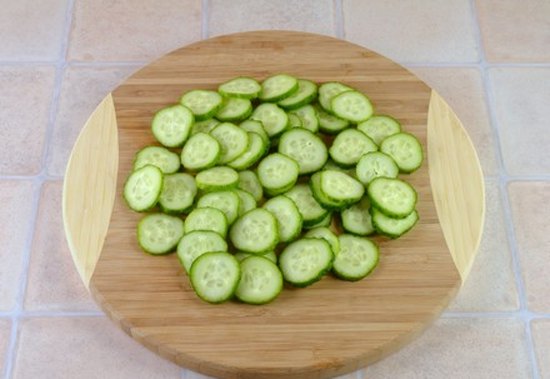 Салат из редиса огурцов и зелени2