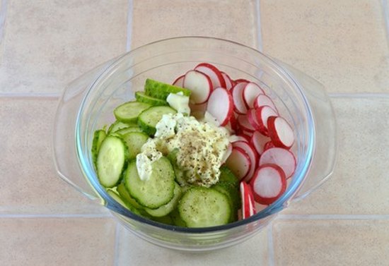 Салат из редиса огурцов и зелени3