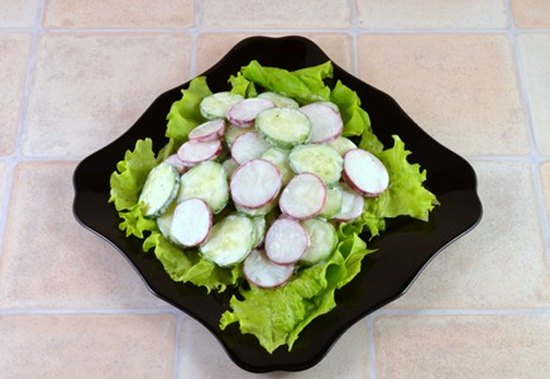Салат из редиса огурцов и зелени4