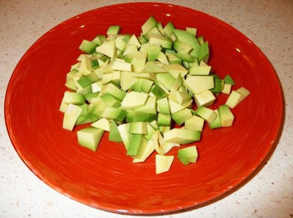 Салат с авокадо яблоком и куриным филе3