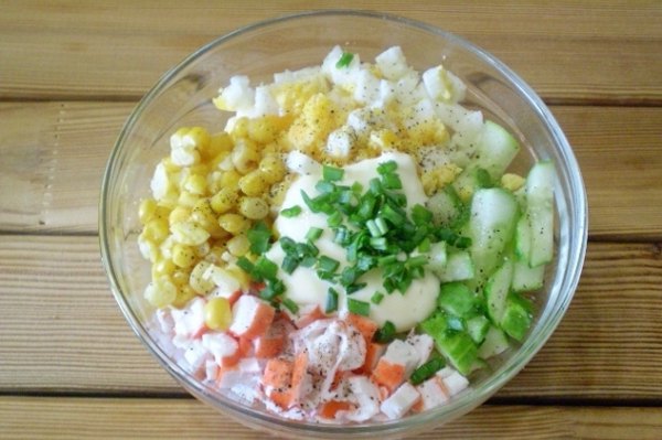 Крабовый салат с огурцом и кукурузой4