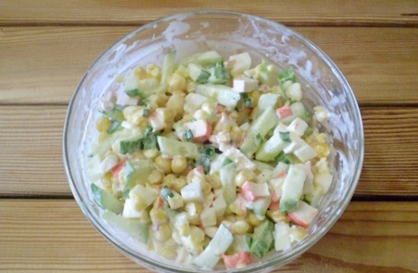 Крабовый салат с огурцом и кукурузой5