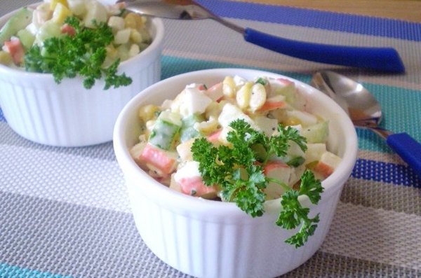 Крабовый салат с огурцом и кукурузой6