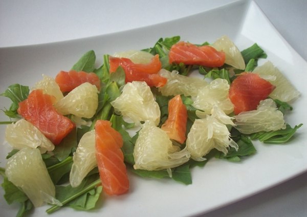 Салат с помело и копченым лососем5