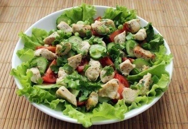 Салат из курицы и свежих овощей