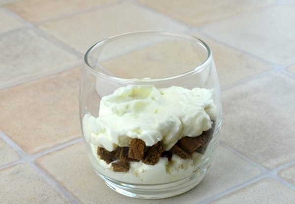 Десерт из шоколадного печенья сливок и малиновой карамели7