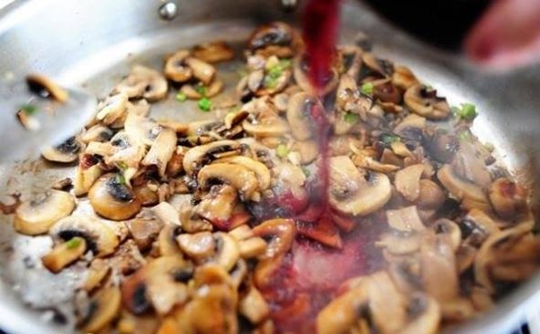 Мясо с грибами в винном соусе3