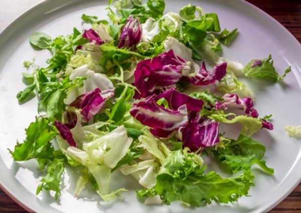 Летний салат с зеленым горошком1