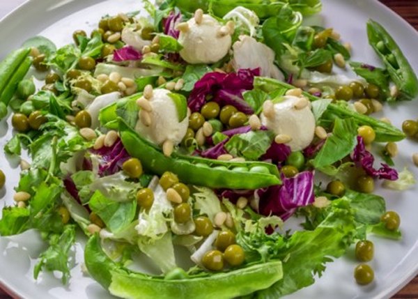 Летний салат с зеленым горошком3