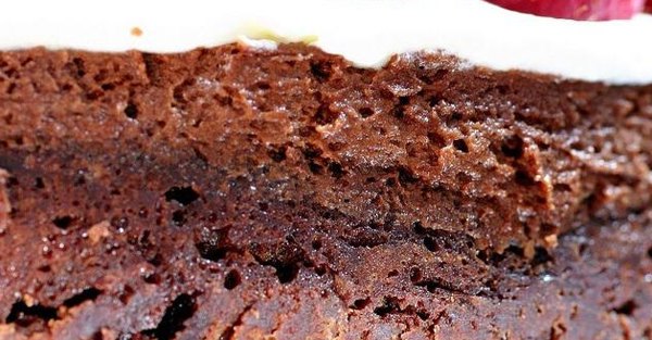 Двойной шоколадный торт с малиной4