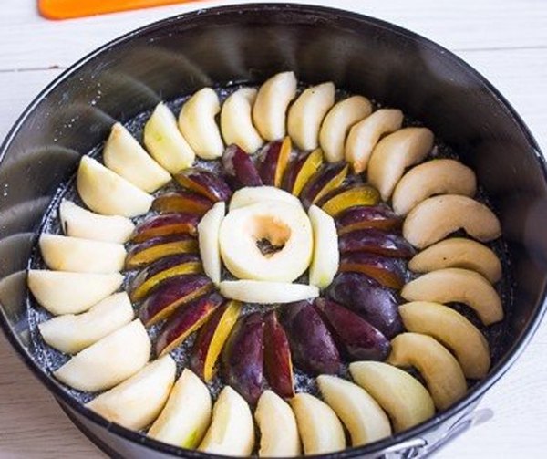 Осенний пирог перевертыш с грушей и сливами2