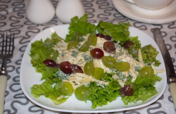 Салат с виноградом сыром и чесноком