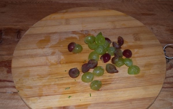 Салат с виноградом сыром и чесноком2