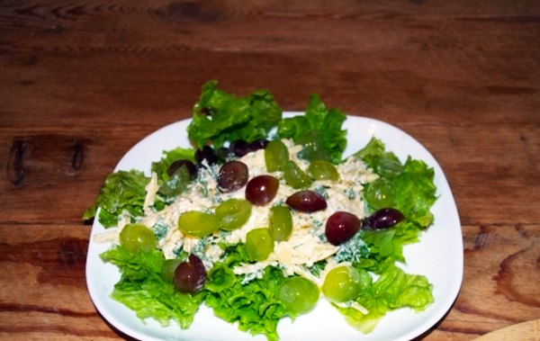 Салат с виноградом сыром и чесноком4