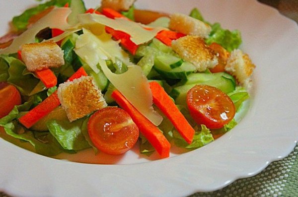 Овощной салат с креветками4